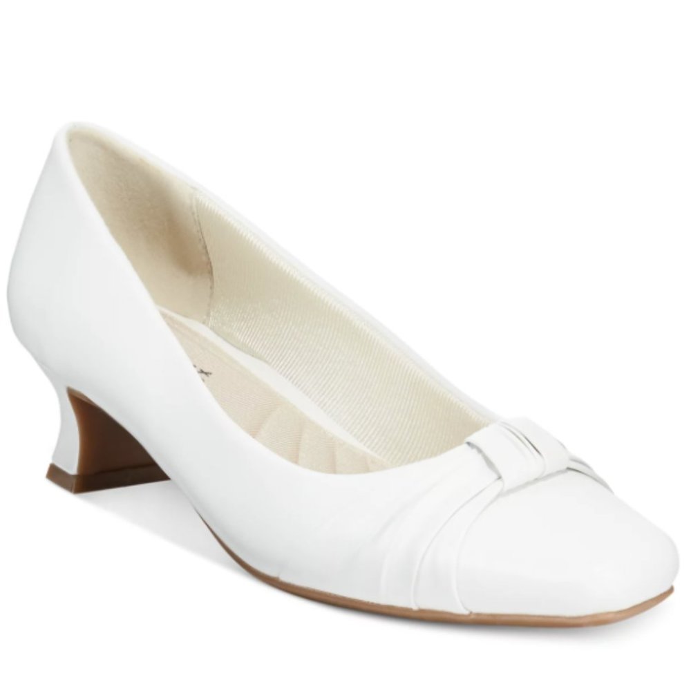 NWT Easy Street Womens Waive White Faux Leather Covered Heel Pump Size 9M